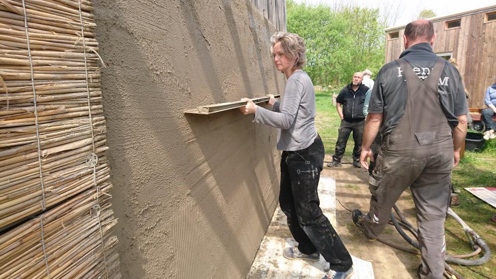 Selber bauen und putzen mit Lehm und Kalk: artefact bietet Praxis-Workshop für handwerklich ambition (Workshop | Glücksburg (Ostsee))